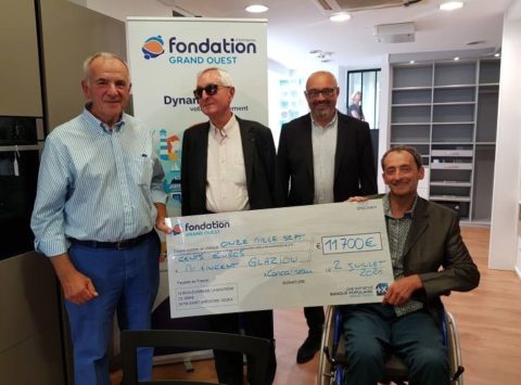 Remise de chèque à Monsieur Glaziou dans l’agence de Banque Populaire Grand Ouest de Concarneau. Emmanuel Pouliquen (président d’honneur de la Fondation d’entreprise Banque populaire ; Alain Lequeux (membre jury Handicap de la Fondation d’entreprise Banque Populaire ; Patrice Marion (délégué de la Fondation d’entreprise Grand Ouest) ; Vincent Glaziou.