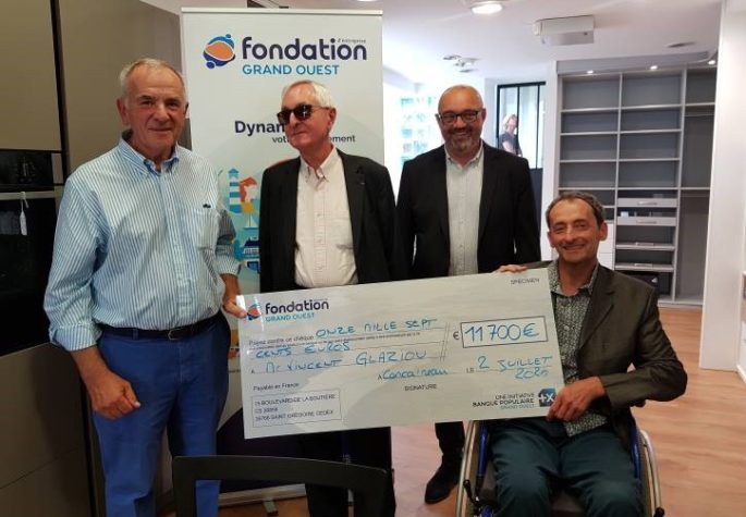 Remise de chèque à Monsieur Glaziou dans l’agence de Banque Populaire Grand Ouest de Concarneau. Emmanuel Pouliquen (président d’honneur de la Fondation d’entreprise Banque populaire ; Alain Lequeux (membre jury Handicap de la Fondation d’entreprise Banque Populaire ; Patrice Marion (délégué de la Fondation d’entreprise Grand Ouest) ; Vincent Glaziou.